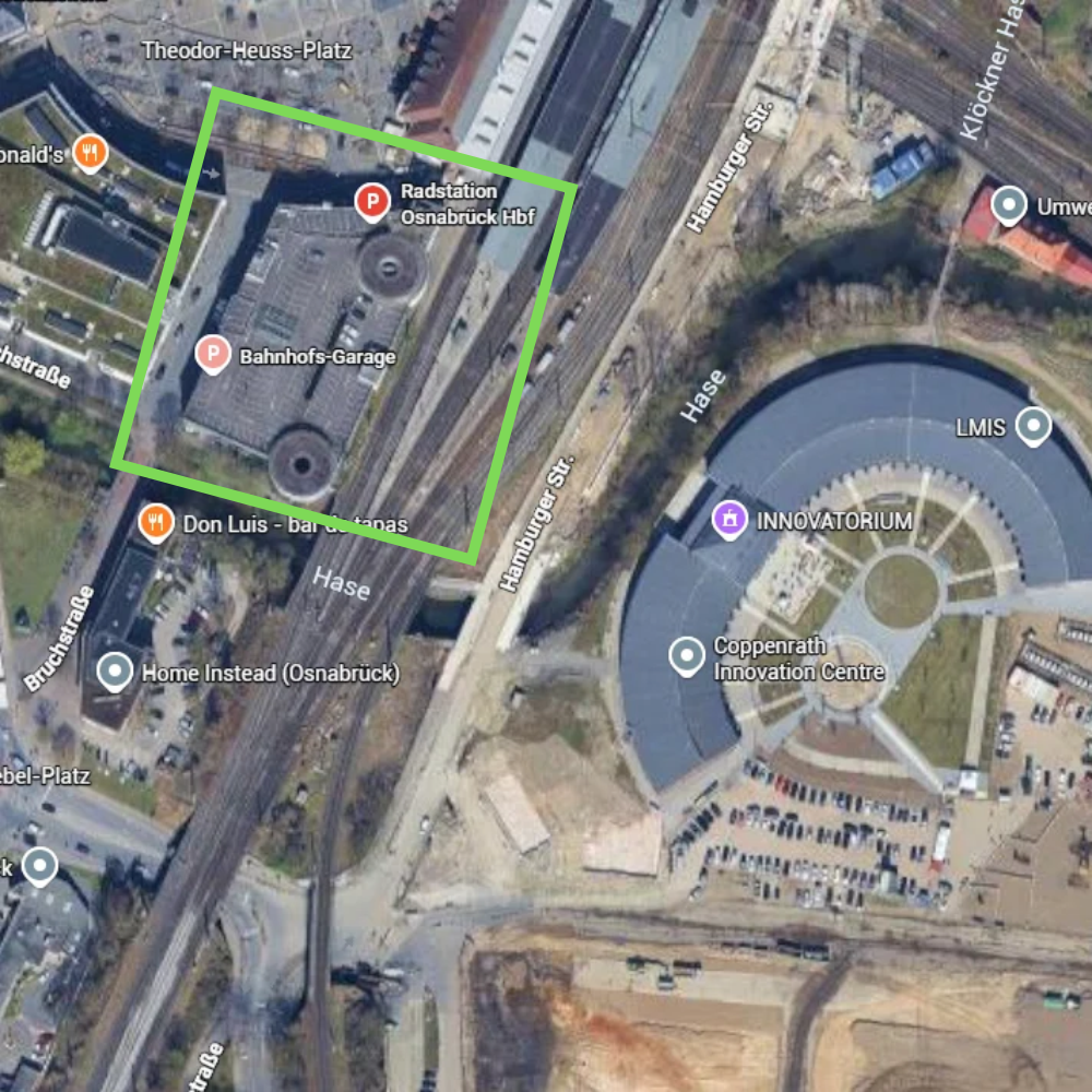 Luftbild mit grün markierter Bahnhofs-Garage am Theodor-Heuss-Platz gegenüber dem INNOVATORIUM Osnabrück