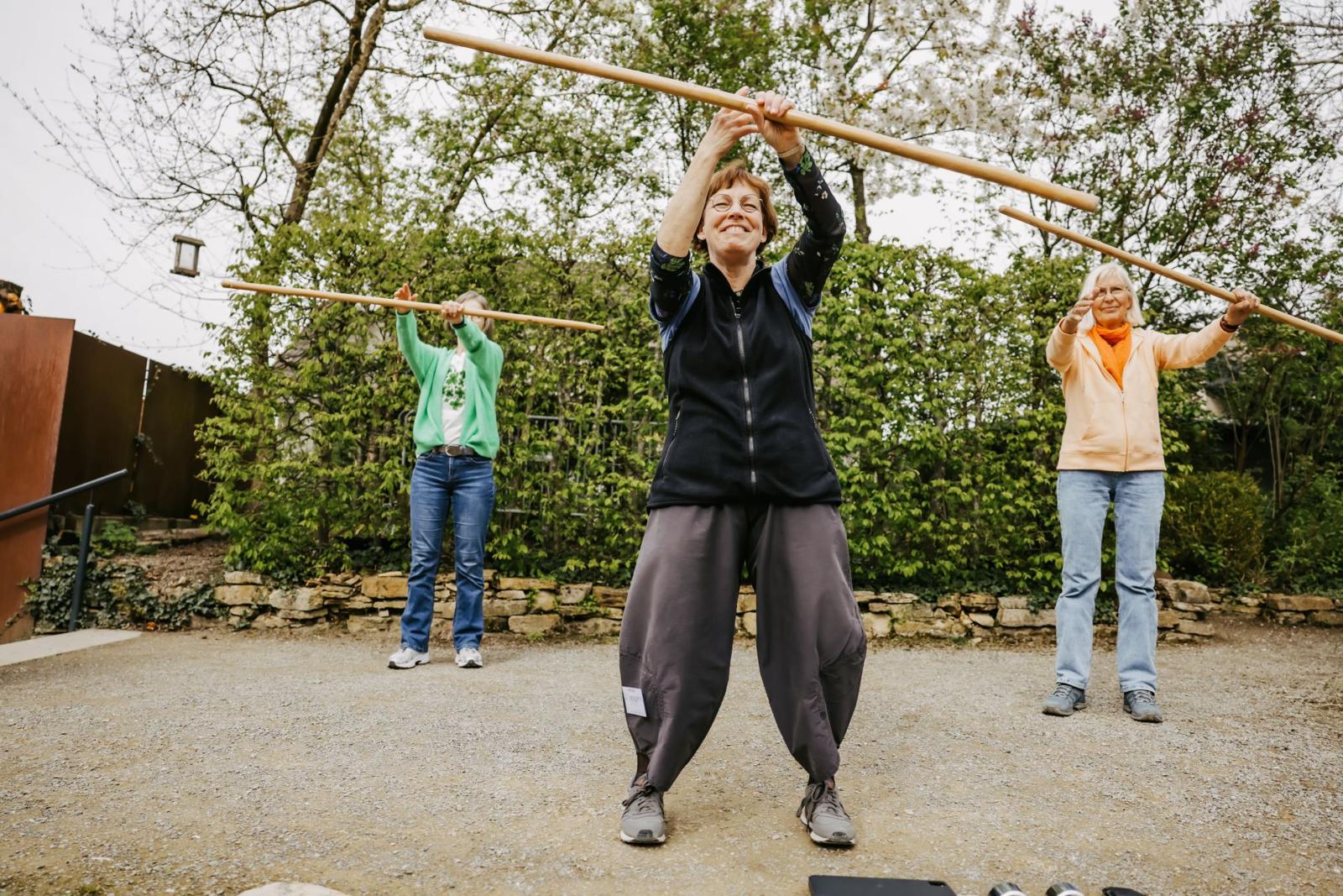 Teilnehmerinnen bei einer Mitmach-Aktion im Freien